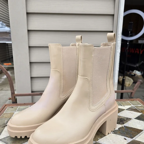 NWT Zara Women's Beige Heeled Boots - Picture 2 of 5